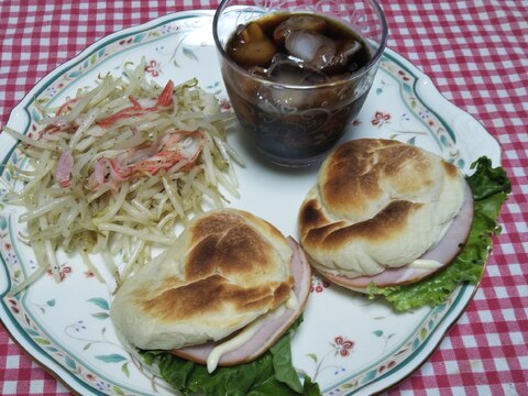 もやし蟹カマ炒めとロールパンのハムレタスサンド☆